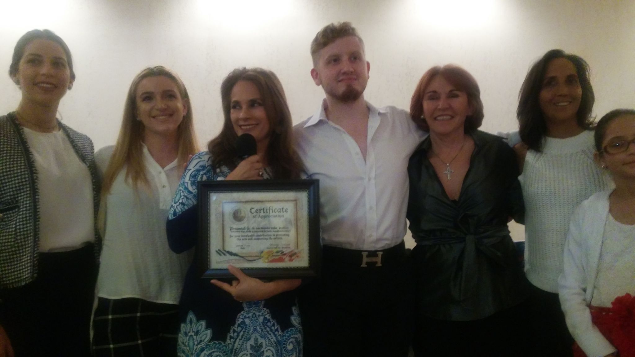 Las autoras acompañadas por directivos de Unicaribe Collage