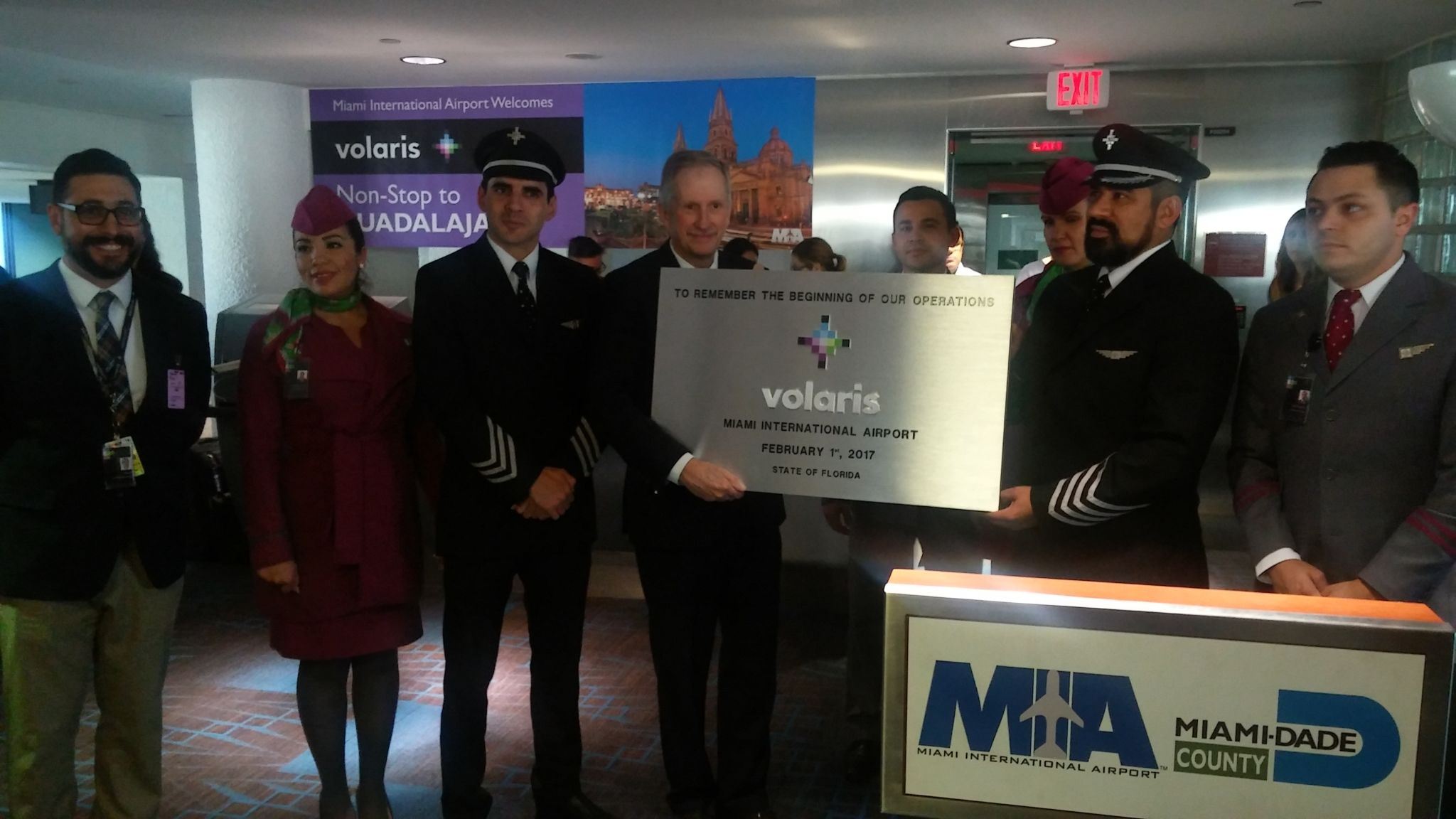 Autoridades aeropuertarias, tripulación y directivos de Volaris.