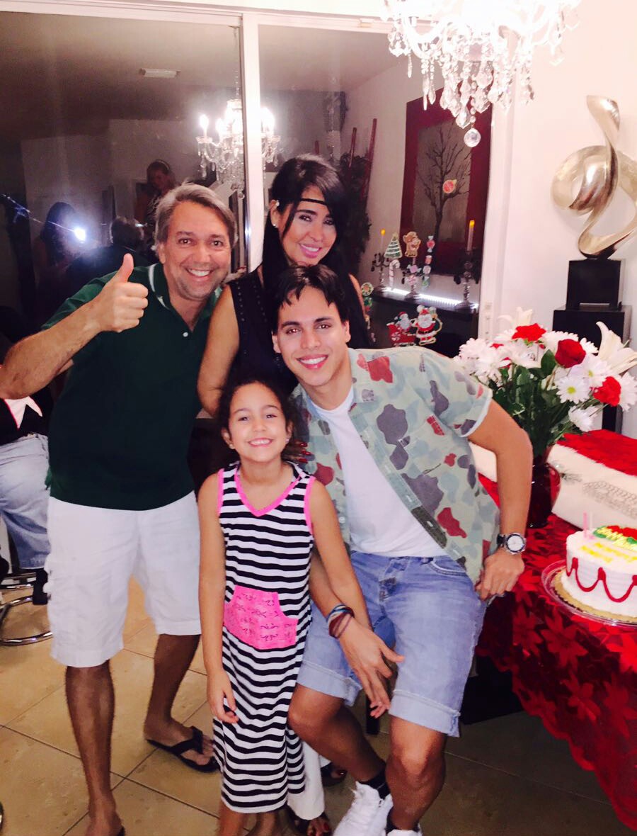 Monica soria y su feliz familia.
