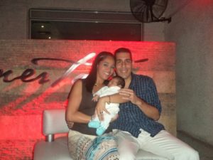 Belkis, su esposo y Andrés.