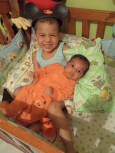 Diego y su hermanita Flavia