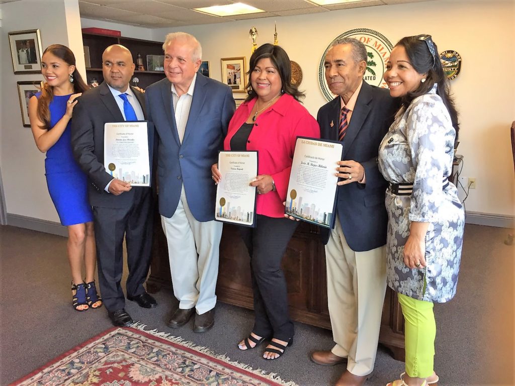 Los profesionales reconocidos con sus esposas y el Alcalde Tomás Regalado. 