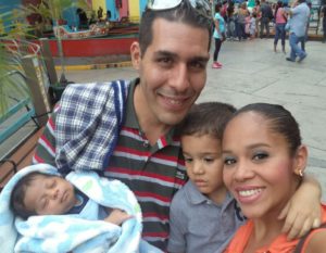 Belkys con Diego, Andrés y su esposo.