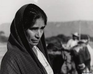 Manuel Carrillo: Retrato de una mujer con mantoon