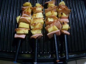 Pinchos hawaianos de jamón y piña a la parilla