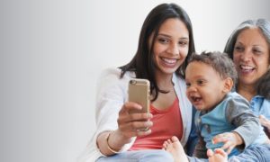 ¿Qué precauciones se deben tomar para enviar dinero al extranjero en la época navideña?