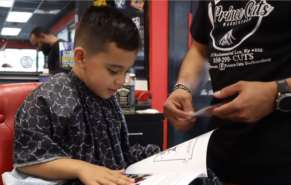 Programa "Libros y Barberos" ayuda a los estudiantes a leer