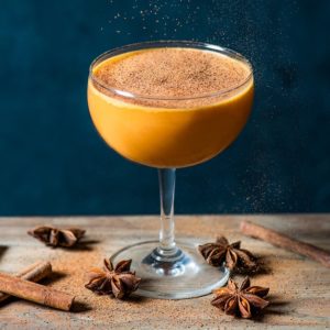 Ingredientes 1 cucharada de TABASCO® Chipotle Sauce 1 oz de ron jamaicano ¼ oz de scotch ½ de crema dulce de coco 2 cucharadas colmadas de puré de calabaza Agrega un poco de angostura Adornar Nuez Moscada Preparación Agrega los ingredientes en un batidor de cocteles. Llena con hielo y bate por 8-10 segundos. Cuela dos veces y hecha en un vaso de coctel. 